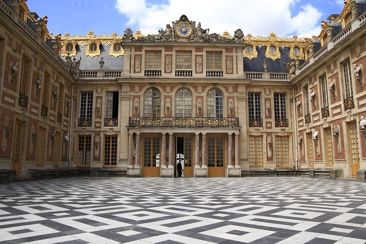 Versailles Palace & Marie-Antoinette's Estate Private Guided Tour with Lunch 3